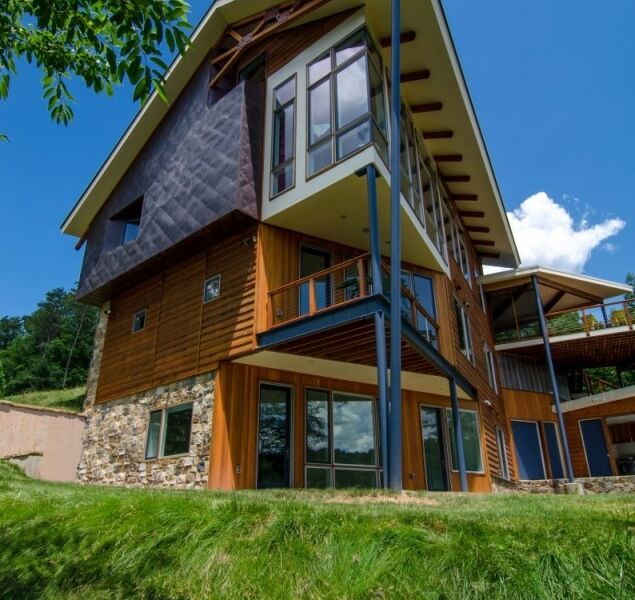 House On Lake Holiday