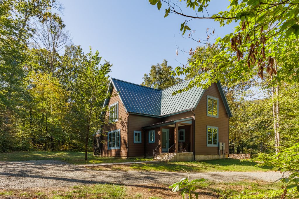 The house retreats in to the peaceful surrounding forest.
